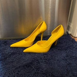 Yellow stiletto pumps